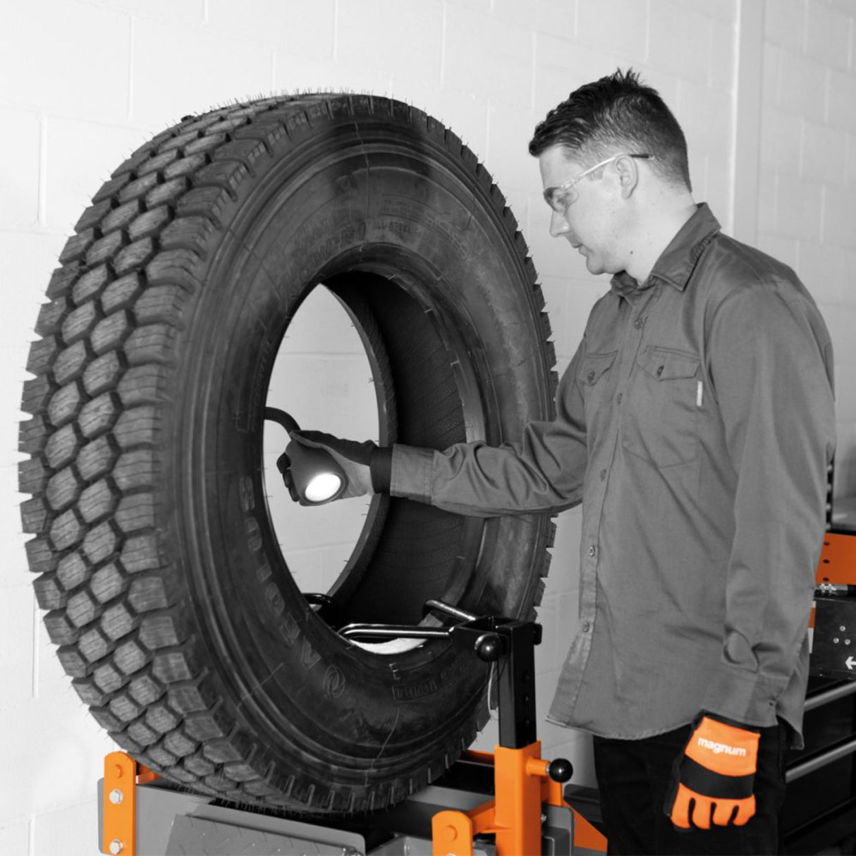 Martins Industries Pneumatic TBR & OTR Tire Spreader (MTRS-HD) – Air-Powered Truck & OTR Tire Repair Spreader with Lift Platform, Inspection Lamp & 265 lb Capacity