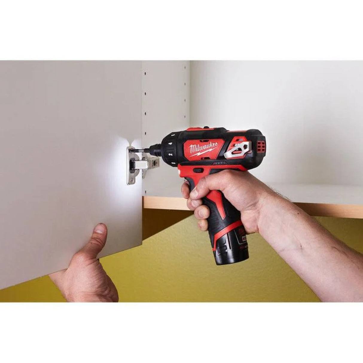 Milwaukee M12 1/4 in. Hex 2 Speed Screwdriver Kit