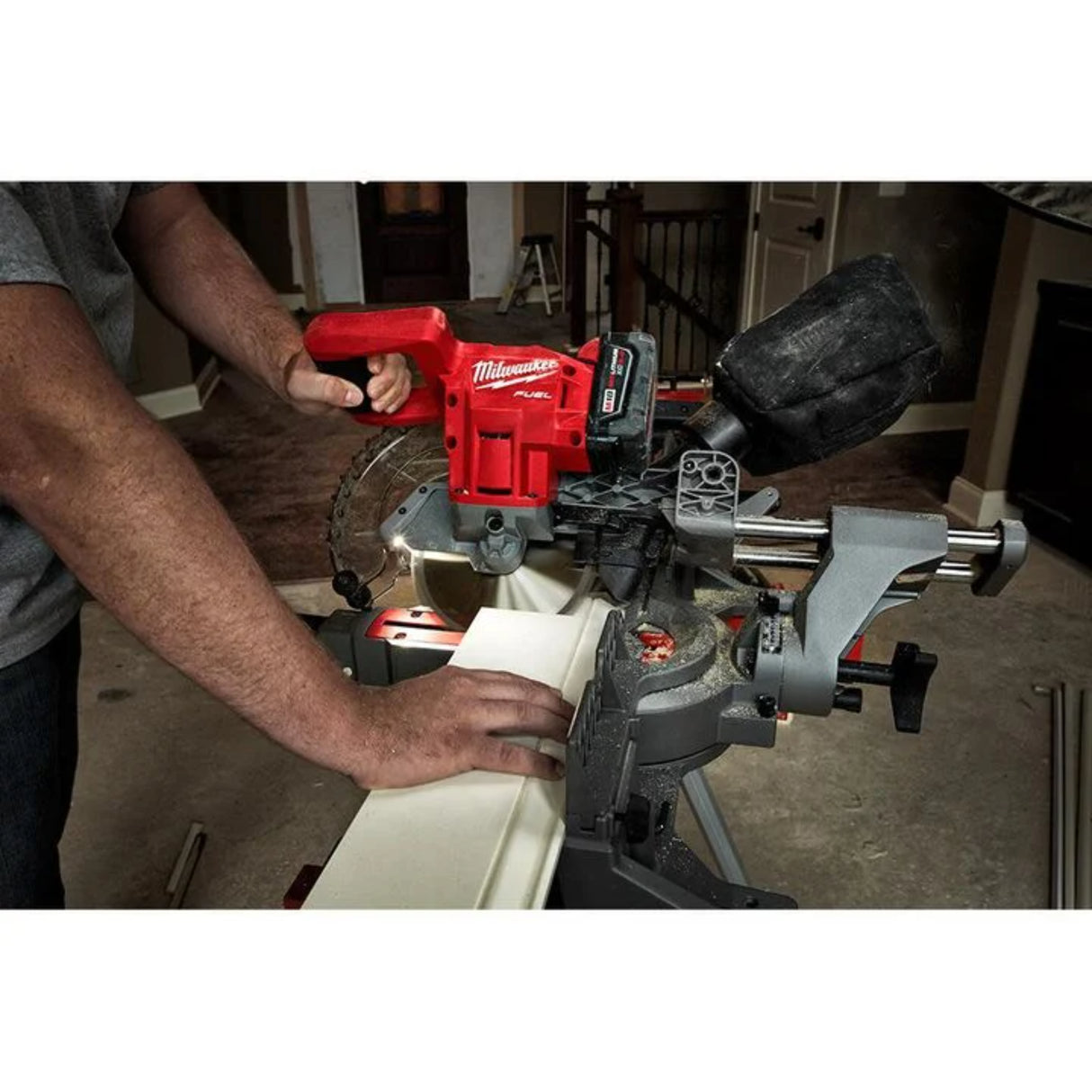Milwaukee M18 FUEL 7-1/4 in. Dual Bevel Sliding Compound Miter Saw Kit