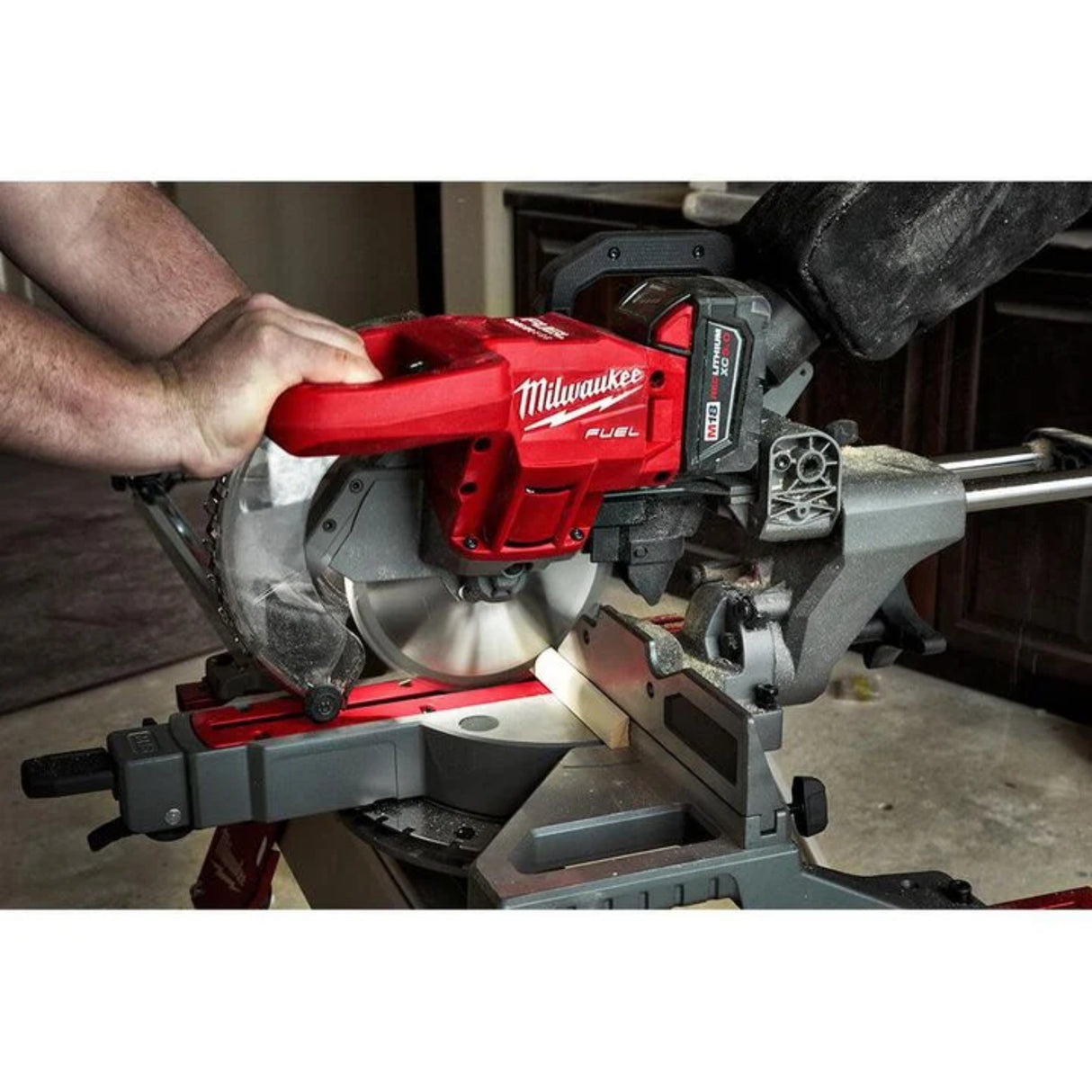 Milwaukee M18 FUEL 7-1/4 in. Dual Bevel Sliding Compound Miter Saw Kit