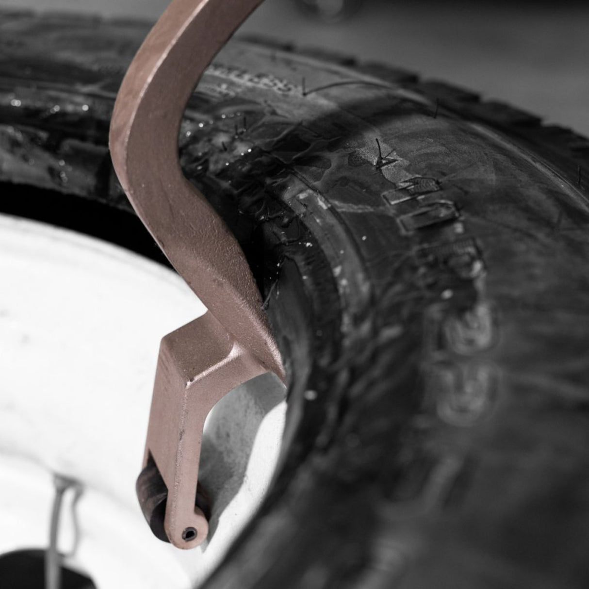 Martins Industries Truck Tire Demounting Tool (MDT-T) – Manual Demount Tool for Semi-Truck & Bus Tires, 4-Step Process