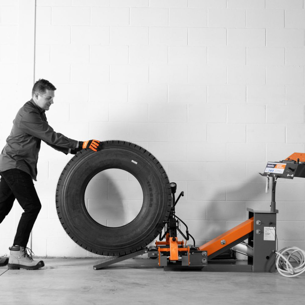 Martins Industries Pneumatic TBR & OTR Tire Spreader (MTRS-HD) – Air-Powered Truck & OTR Tire Repair Spreader with Lift Platform, Inspection Lamp & 265 lb Capacity