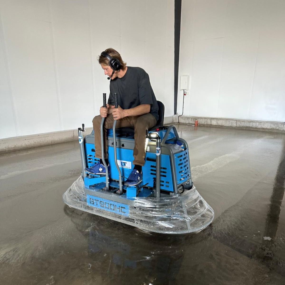 Beton Trowel BT900H24TC 36 In. High Rider Ride-On Power Trowel | Honda GX690 26 HP | Manual Steer