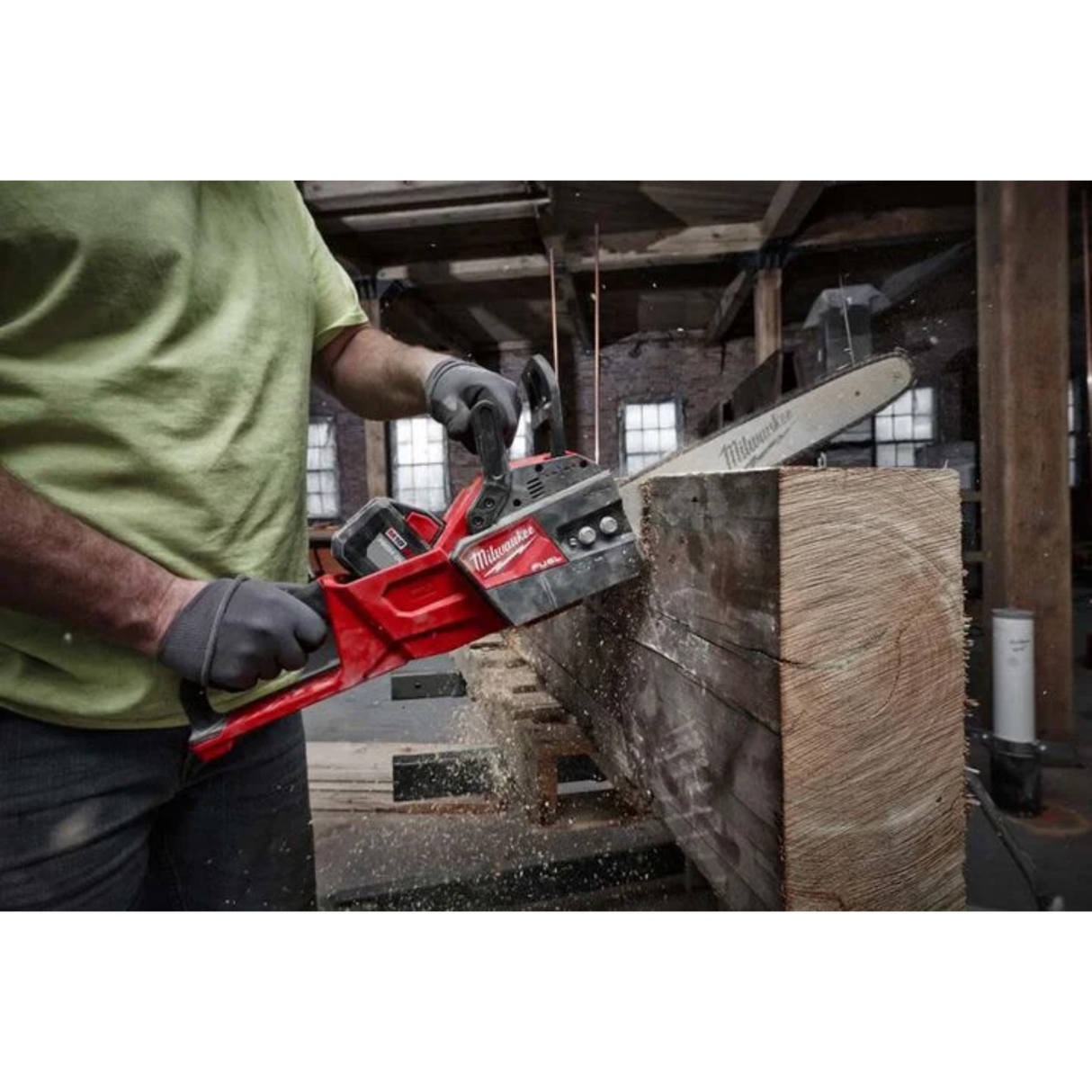Milwaukee M18 FUEL 16 in. Chainsaw Kit